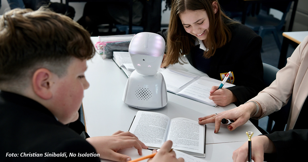 Elever i ett klassrum. På en bord står en skolrobot.