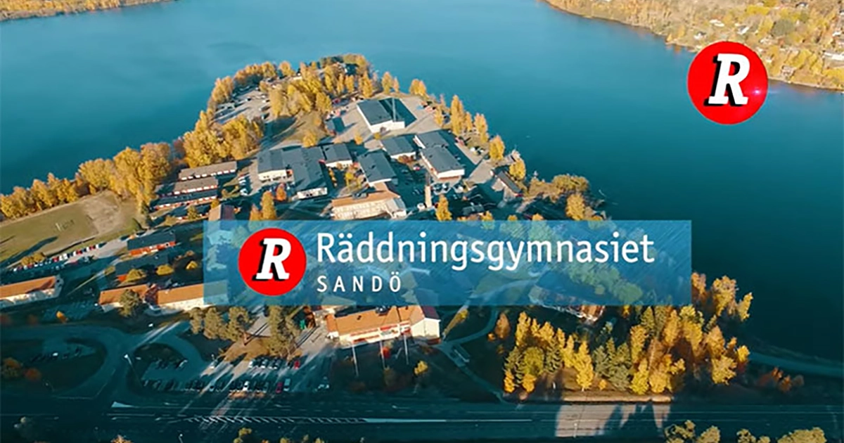 Vybild över Sandö där Räddningsgymnasiet ligger. Skolans logotyp syns också.