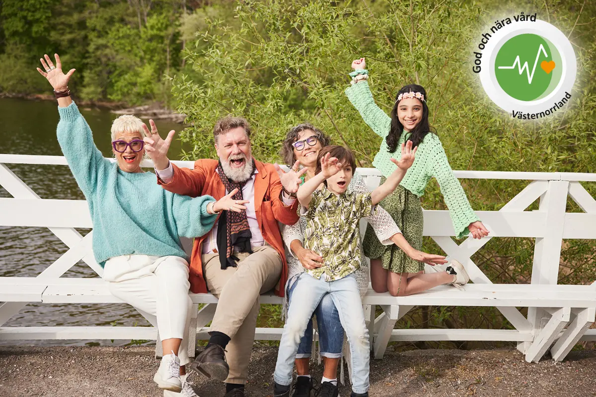 En familj sitter på en parkbänk. De är glada, skrattar och räcker upp armarna i luften. I bilden ser man också märken eller logotypen för God och nära vård Västernorrland.