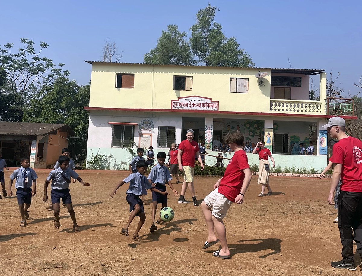 Rägy20 spelar fotboll med elever från en mindre byskola i Devrukh.