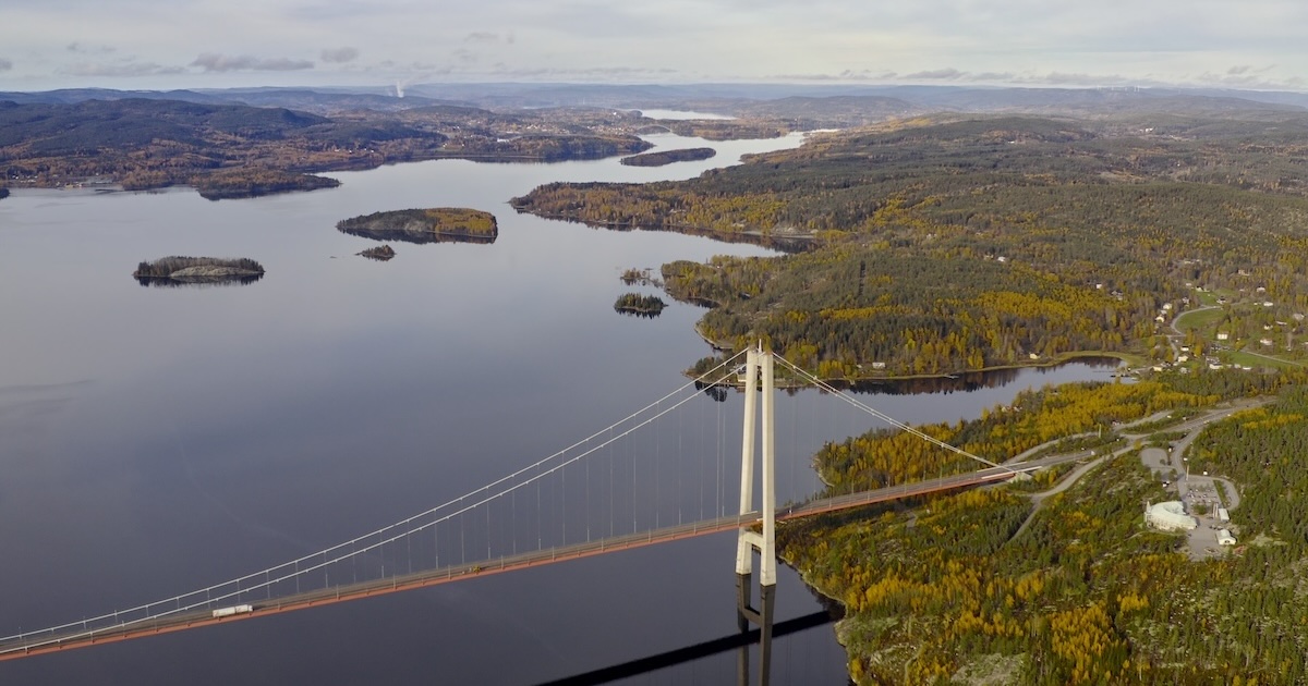 en flygbild över Högakustenbron och Ångermanälven uppströms