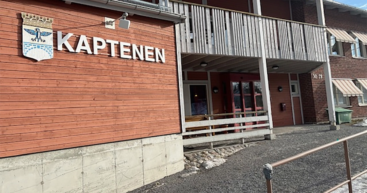 Ingång till Kaptenen i Kramfors. En lokal där ett äldreboende finns, men även kontor och samlingslokaler.
