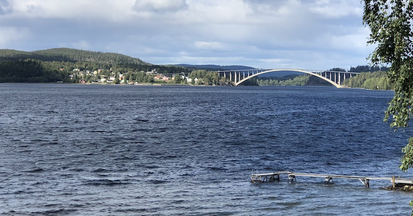 Ångermanälven med Sandöbron i bakgrunden