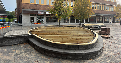 Oval scenbyggnad med ramp gjord av kullerstenar, liggande träreglar är synliga på ovansidan