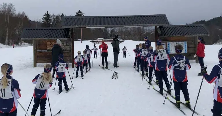 Barn tävlar i längdskidåkning för Kramfors-Alliansen skidor