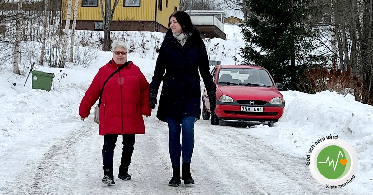 Två kvinnor på promenad i Kramfors. Det är vinter.