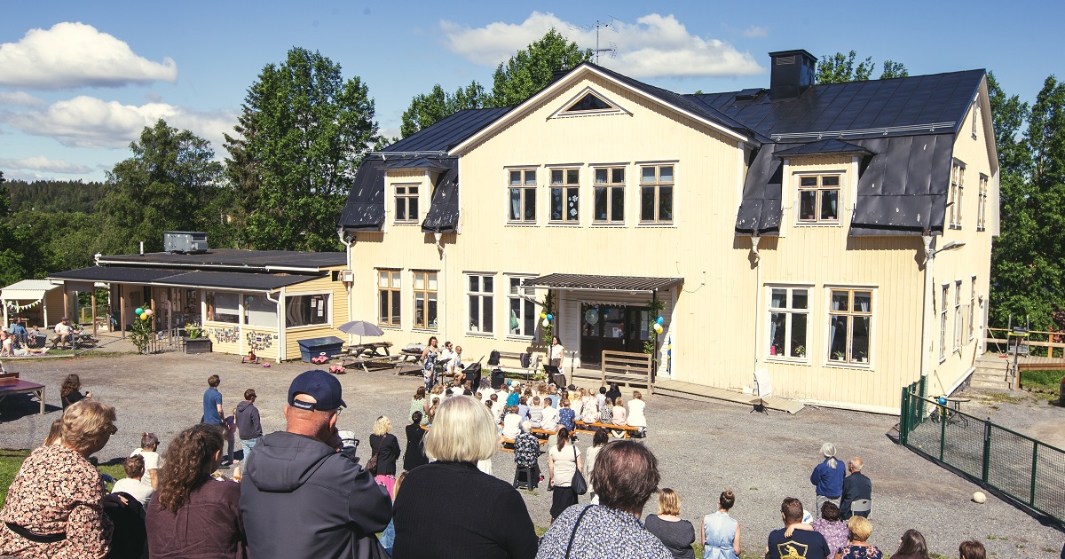 Häggdångers bygdegård och en stor publik framför den.