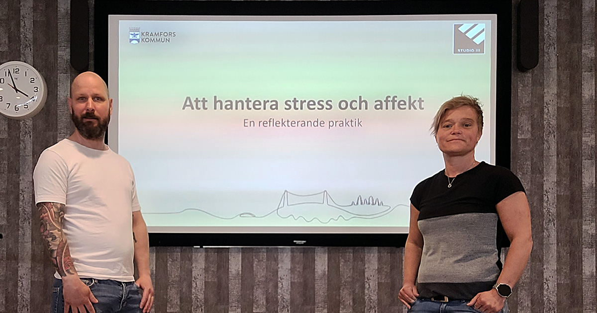 Andreas Söderberg och Sussa Norrbin står framför en Powerpointbild där det står Att hantera stress och affekt