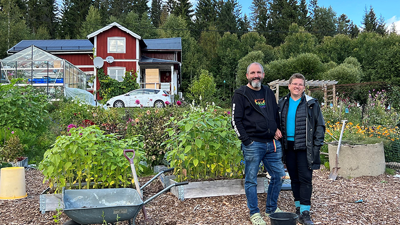 Jon Björkman och Clary Öhlund står i sin trädgård.