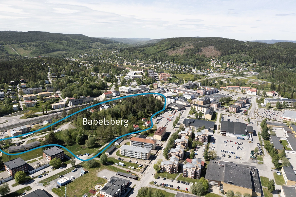 Flygbild över Kramfors centrum. Området Babelsberg är markerat med en blå linje.
