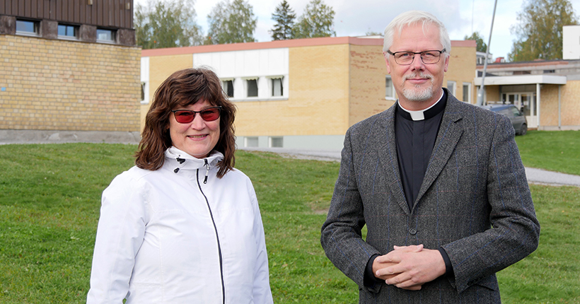 Ulrika Hurdén, skolchef, och Peter Forsberg, kyrkoherde, framför Gudmundrå- och Ådalsskolan.