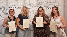 Carola Viksten, Jenny Altin, Paulina Sundqvist och Anna-Karin Henriksson visar upp sina certifikat.